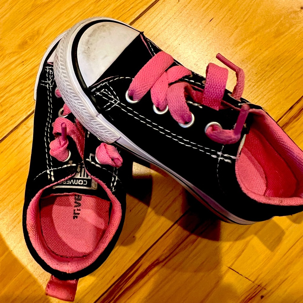 Converse girls sneakers size 7 toddler